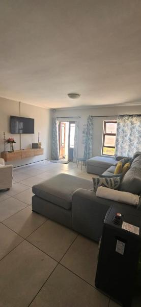 Quaint Family home, walking distance to the beach